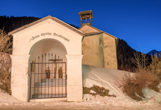 Leonhardskapelle in Nauders, Tirol, bei Nacht