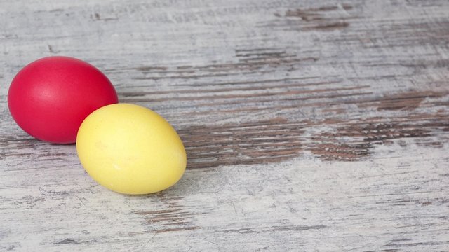 Osterei rollt &uuml;ber Holz