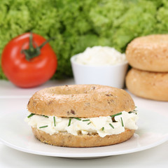 Gesunde Ernährung Bagel mit Frischkäse Käse Brötchen zum Fr