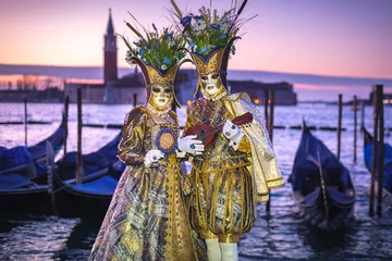 Gordijnen Costumed couple on the San Marco square during Carnival in Venic © Jarek Pawlak