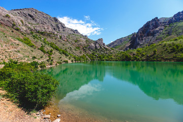 Fototapeta na wymiar Green lake in Crimea