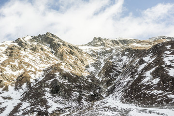 Schneebedeckte Berge und Pisten in den Alpen, WIntersport