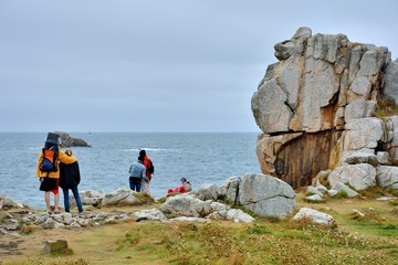 Des randonneurs qui regardent la mer en Bretagne