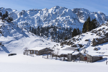 Fototapeta premium dağların zirvesinde dağ evleri