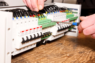 Elektriker Verschrauben Kabel in Verteiler