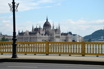 Fototapeta na wymiar Blick zum ungarischen Parlament