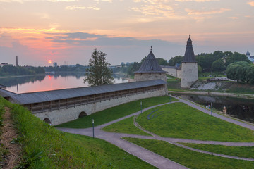 Obraz premium Pskov. View of the Curtain wall, Flat, Tall towers, the river Velikaya on a background of a summer sunset