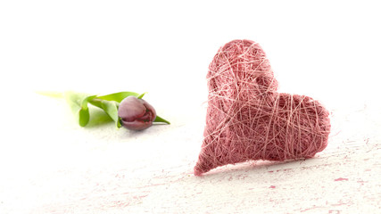 Herz mit Tulpe im Hintergrund