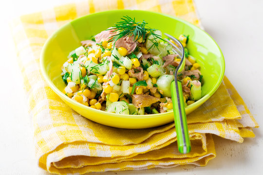 Salad with tuna and corn