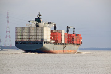 Hochseeschiff fährt Elbaufwärts Richtung Hamburg