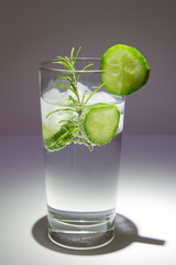 Gin Tonic mit Gurke und Rosmarin