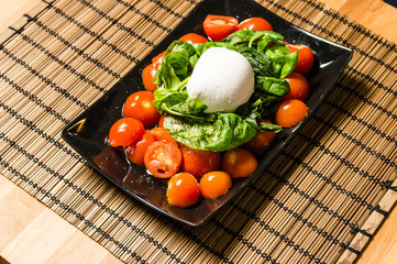 Piatto di caprese con vista dall'alto