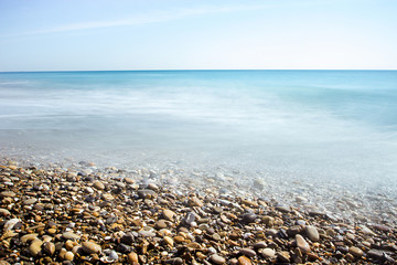 Fototapeta na wymiar galets d'une plage en transparence sous les mouvements des vagues