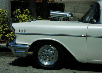 Przód zabytkowego samochodu © nieogolony