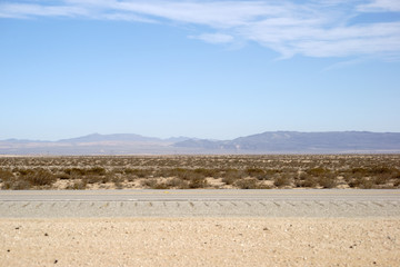 Wüstenlandschaft / Berglandschaften und die Wüstenlandschaft der Mojave Wüste auf dem Weg nach Mojave Stadt.