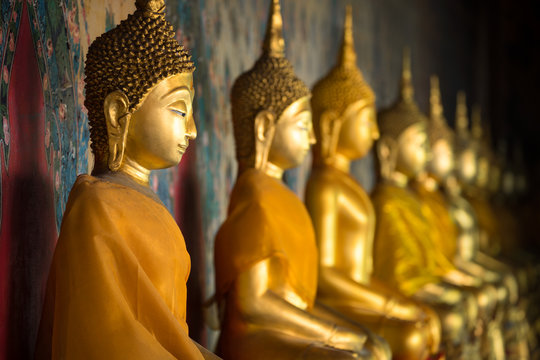 Goldene Buddha Statuen in einem buddhistischen Tempel