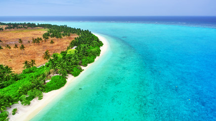 Obraz premium Shoreline of a tropical island in the Maldives and view of the I