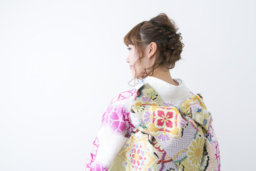 着物の若い女性