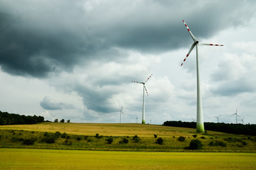 Windkraftanlagen in einem Feld