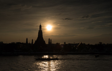 Fototapeta premium Silhouette of Wat Arun Temple in Bangkok Thailand