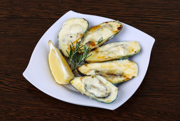 Mussels backed in cream sauce