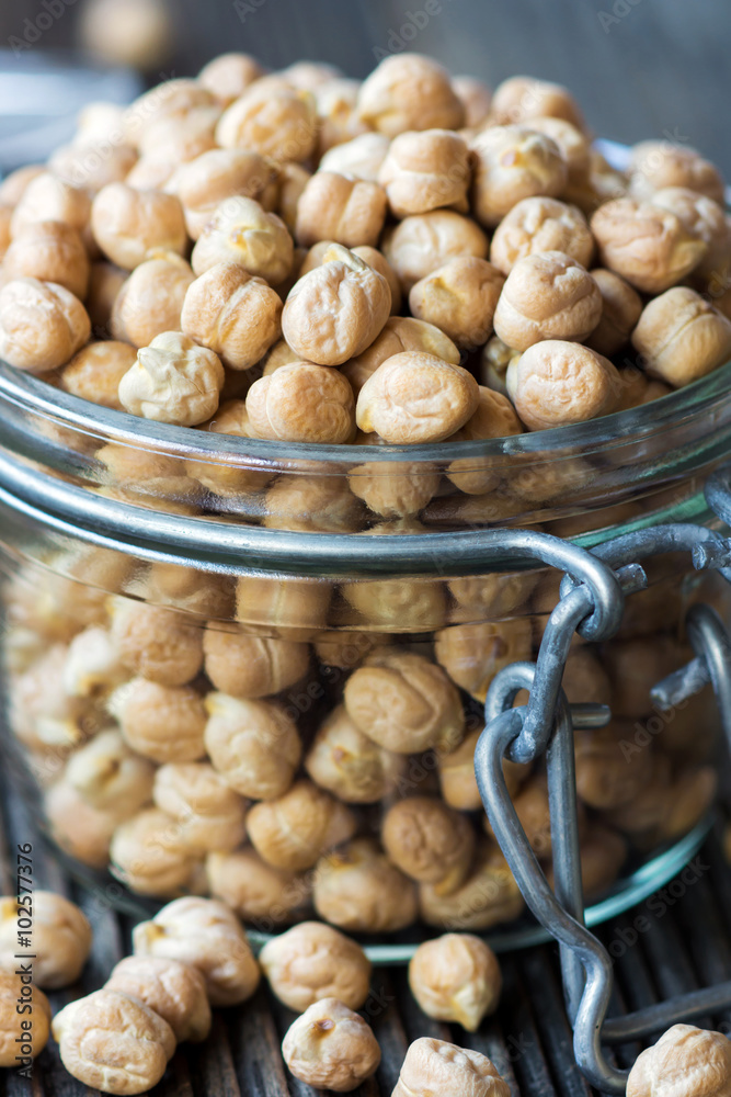 Wall mural Grains of raw chickpeas