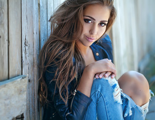 Fototapeta premium portrait of beautiful woman near the wall 
