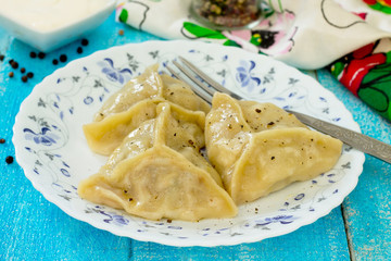 Steam the dumplings with meat and onions, form a triangle