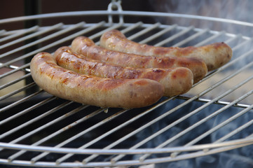 Saftige Würstchen auf dem Grill