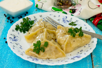 Steam the dumplings with meat and cabbage in a rustic style