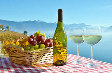 Obraz premium Wine and grapes against Geneva lake, Switzerland