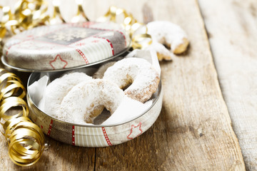 Nut and vanilla cookies