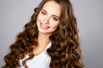 Naklejka premium Close-up portrait of beautiful young woman with gorgeous hair and natural makeup. Fashion beauty photo