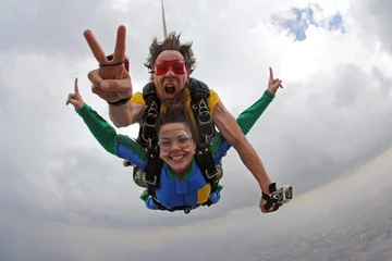 Rolgordijnen Skydiving tandem happiness © Mauricio G
