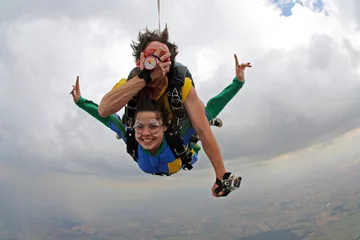 Tuinposter Skydiving tandem funny © Mauricio G