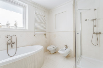 Naklejka na ściany i meble White and stylish bathroom