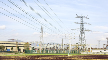 Cables, torres de alta tensión y conexiones