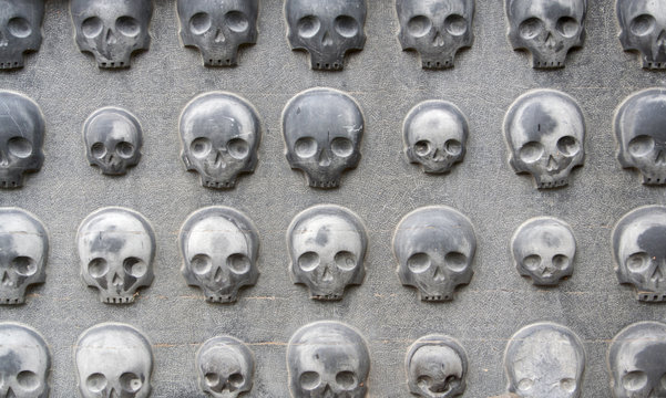 skulls of stone on the fasade of the dome in fulda