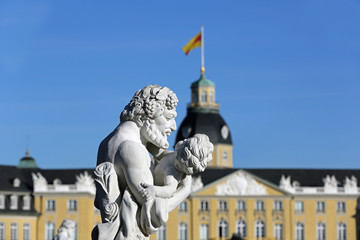 Statue vor dem Schloss Karlsruhe