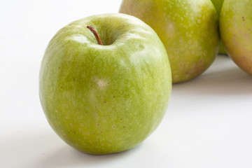 Pommes Granny-Smith sur fond blanc