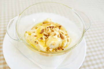 vanilla ice cream with walnuts and honey