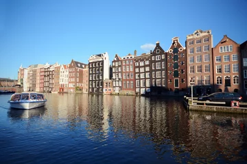 Fototapeten Häuser bilden Häuserfront oder Häuserzeile vor Gracht und Wasser in Amsterdam  © Dan Race