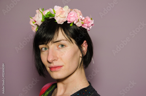 Primo piana di una ragazza mora con una corona di fiori sui capelli
