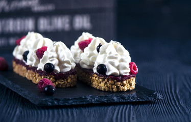 Cake with fresh raspberries 