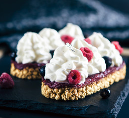 Cake with fresh raspberries 