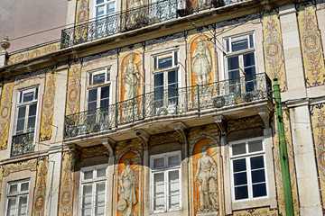 Hausfassade mit Azulejos, Lissabon / Portugal