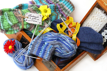 Handarbeiten: Handgestrickte Socken und Nähzeug