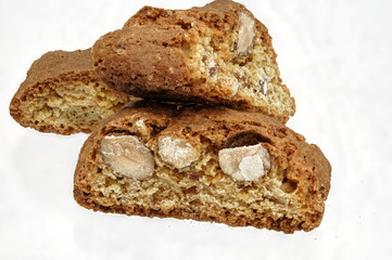 einige Stuecke Cantuccini auf Weiss