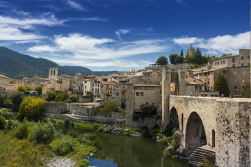 Puente Medieval de Besalú en Gerona (España)