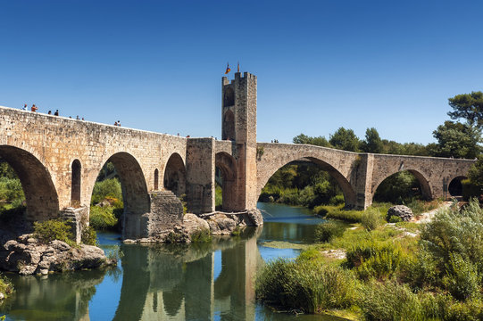 Puente Medieval de Besalú en Gerona (España)